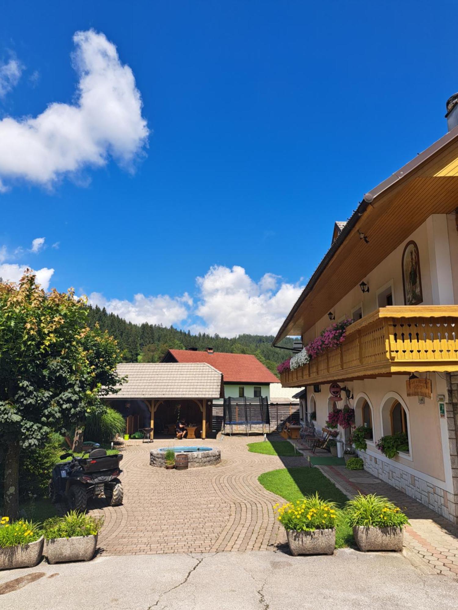 Guest House Kveder Škofja Loka エクステリア 写真