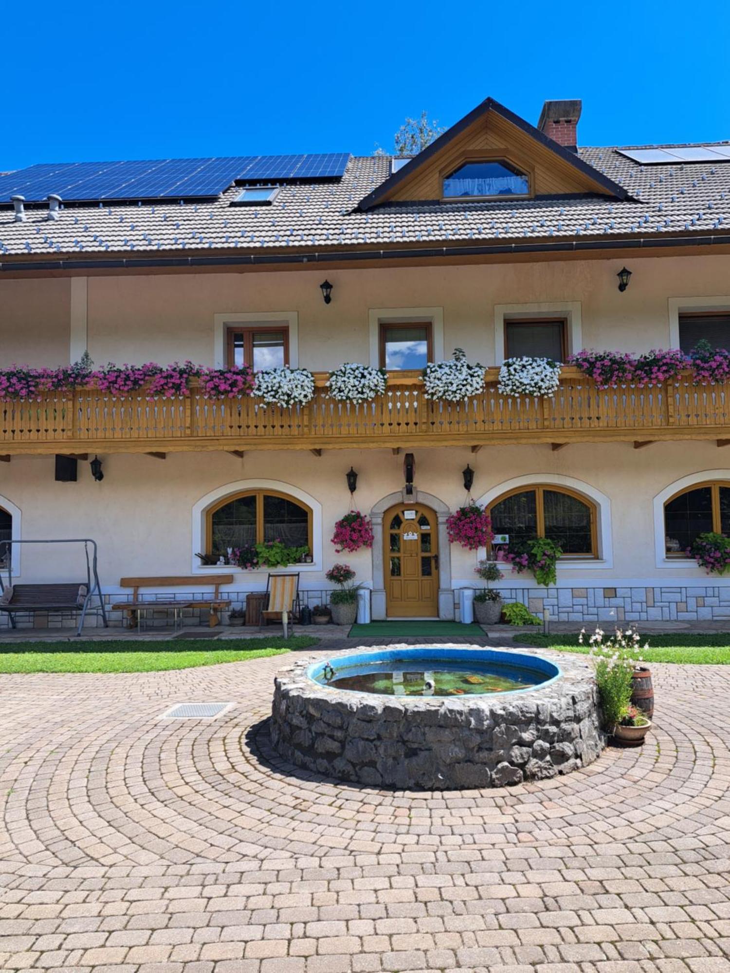 Guest House Kveder Škofja Loka エクステリア 写真