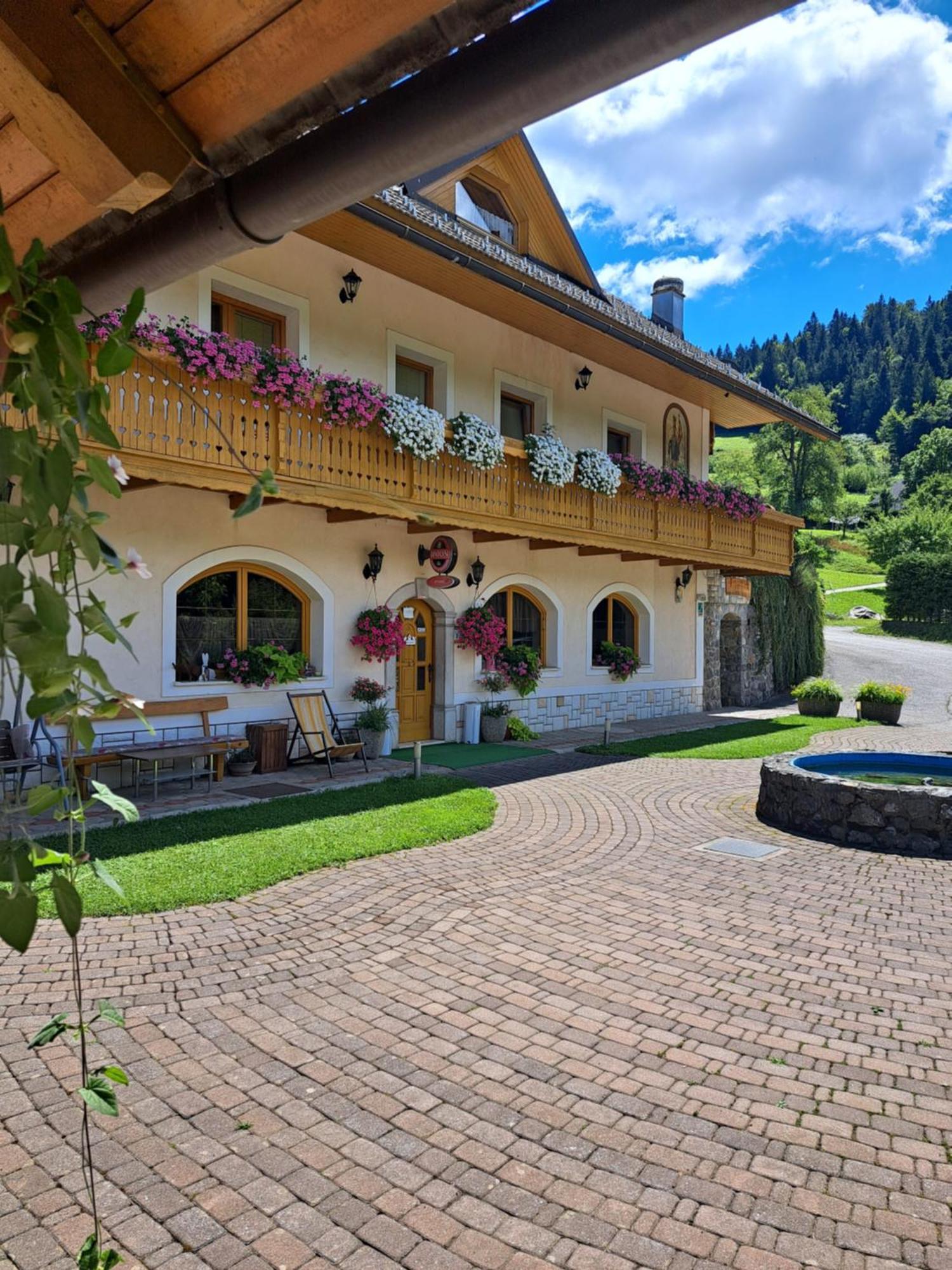 Guest House Kveder Škofja Loka エクステリア 写真