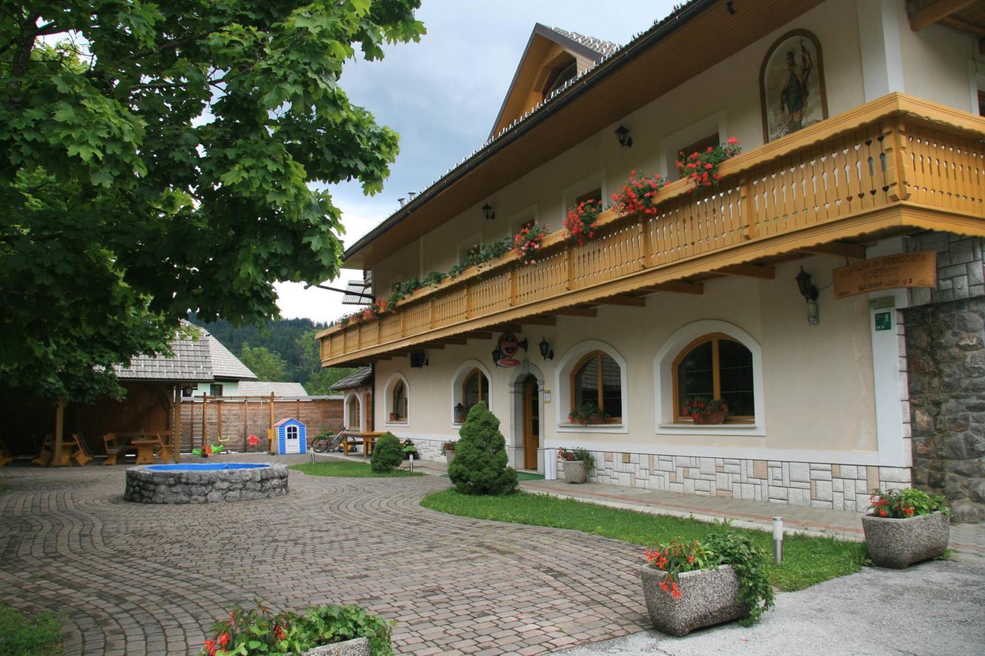Guest House Kveder Škofja Loka エクステリア 写真